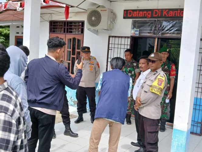 
					Koramil 13/AN bersama aparat kepolisian dan pemerintah desa mengawal aksi unjuk rasa mahasiswa Labuhanbatu di Kantor Desa Pondok Batu, Rabu (03/09/2025)