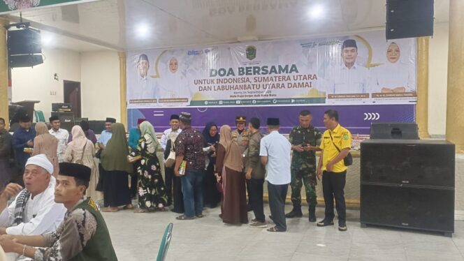 
					Danramil 07/AKB Kapten Arm Dosran M Siregar menghadiri doa bersama untuk Indonesia, Sumatera Utara, dan Labuhanbatu Utara di Aula Fajar Dolpa, Kamis (04/09/2025)