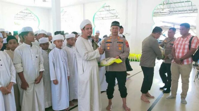 
					Kapolsek menyerahkan 20 karung beras untuk mendukung kebutuhan para santri