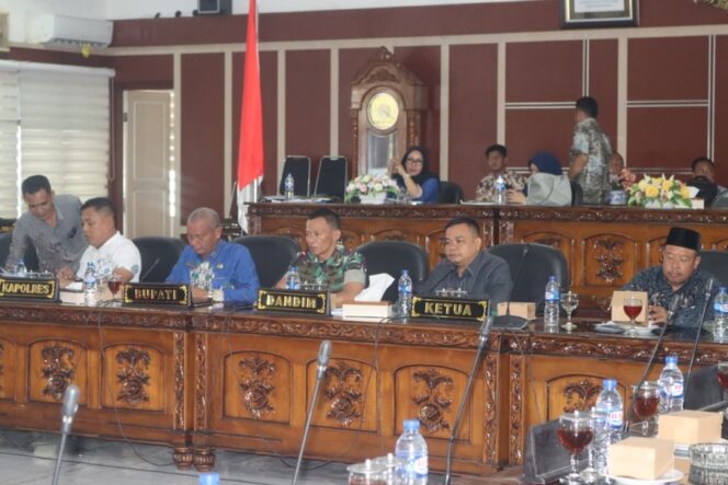 
					Komandan Kodim 0209/Labuhanbatu Letkol Inf. Yudy Ardiyan Saputro, S.I.P., saat menyampaikan arahan pada RDP di Gedung DPRD Labuhanbatu, Kamis (04/09/2025)