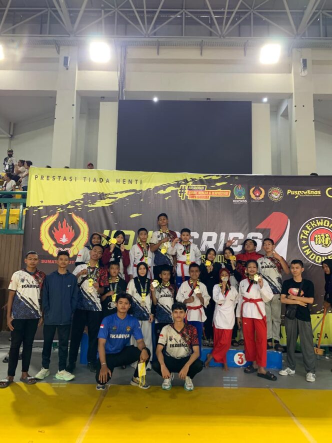 
					Jajaran pengurus, oficial dan atlet Ikabina Taekwondo Club, di GOR Kebun Bunga Medan