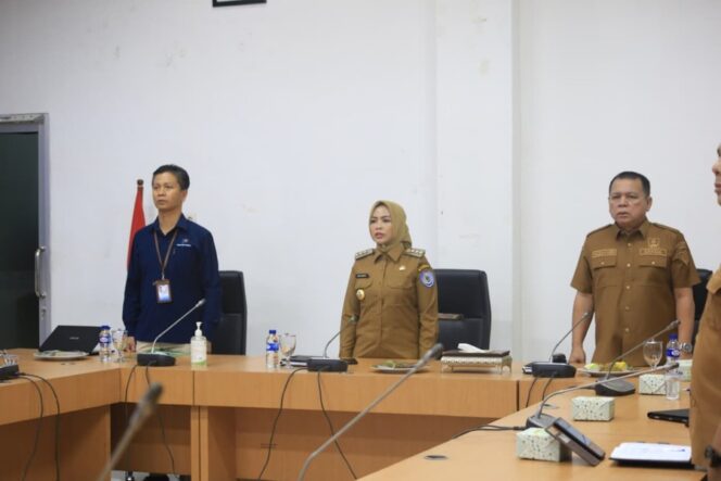 
					Rapat koordinasi pengendalian inflasi dan penanggulangan kemiskinan bersama Menteri Dalam Negeri Tito Karnavian melalui zoom meeting, Senin (08/09/2025) 