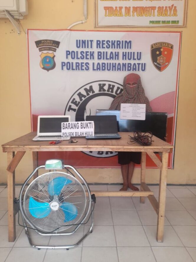 
					seorang pria berinisial AI alias Godek (28), warga Dusun Lingga Tiga, Kecamatan Bilah Hulu. Pelaku diduga mencuri sejumlah barang elektronik milik Yayasan Pendidikan Raudatul Ulum