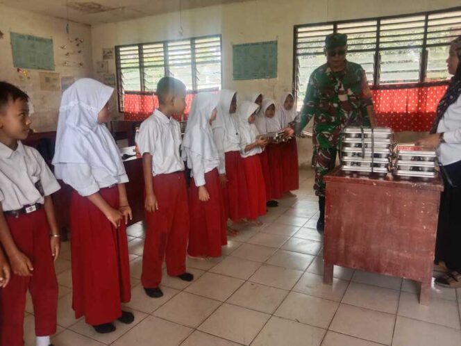 
					Babinsa Koramil 13/AN, Pelda Sukiadi mendampingi pendistribusian bantuan MBG, Rabu (09/09/2025)