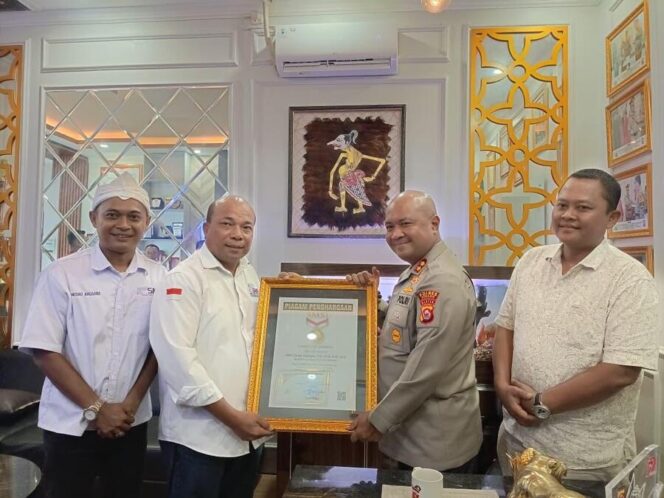 
					Kapolres Serang, AKBP Condro Sasongko, S.H., S.I.K., M.H., M.Si., menerima penghargaan bergengsi “Sahabat Pers Indonesia” dari Serikat Media Siber Indonesia (SMSI) Provinsi Banten, Rabu (10/09/2025)
