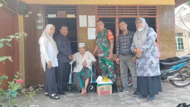 
					Babinsa Koramil 08/RP Kodim 0209/LB Serma Asrol Adam Siregar mengadakan kegiatan sosial penyerahan kursi roda dan paket sembako kepada warga Dusun Batu Bujur Bawah, Rabu (10/09/2025)