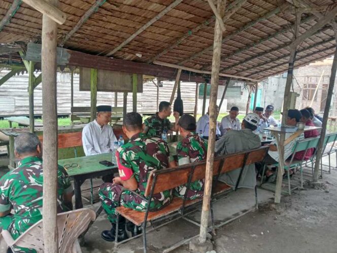 
					Danramil 03/SB Mayor Inf J. Sembiring bersama empat anggota Koramil menggelar Kopi Morning dengan lurah dan para kepala desa se-Kecamatan Panai Hilir, Rabu (10/09/2025)