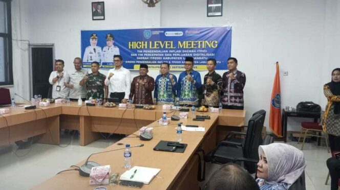 
					Danramil 08/RP Kodim 0209/LB Kapten Inf Jendakami Sembiring mewakili Dandim menghadiri High Level Meeting Tim Pengendalian Inflasi Daerah (TPID) Labuhanbatu, Kamis (11/09/2025)