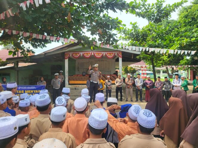 
					Polres Labuhanbatu menggelar program Polantas Menyapa Goes to Pondok Pesantren di Pondok Pesantren Amiruddiniyah, Desa Bandar Tinggi, Kecamatan Bilah Hulu, Kabupaten Labuhanbatu, Jumat (12/09/2025)