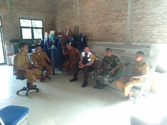 
					Babinsa Koramil 12/LP Serka Syahriun Rambe bersama Bhabinkamtibmas Aipda Risdiyanto melakukan koordinasi keamanan dengan perangkat Desa Ujung Gading, Jumat (12/09/2025)