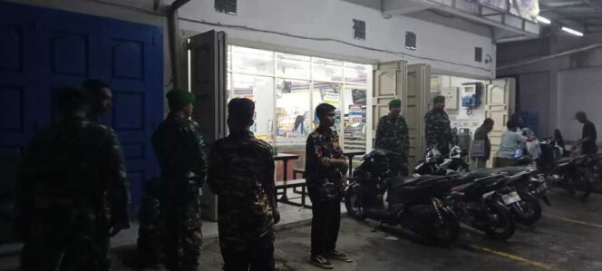 
					), Koramil 01/AK bersama organisasi masyarakat FKPPI Labura menggelar patroli malam di Kota Aek Kanopan, Minggu (14/09/2025)