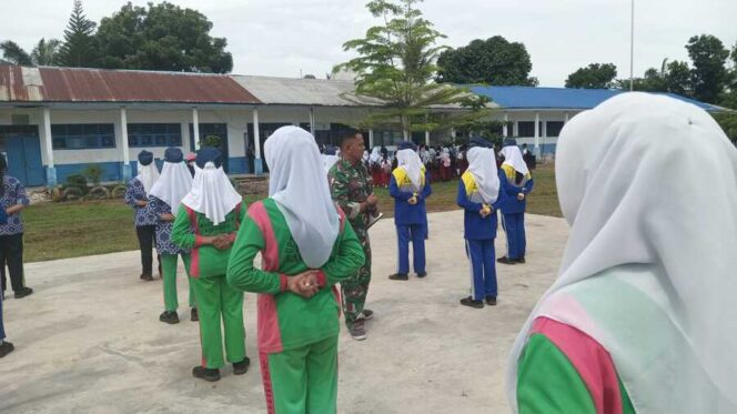 
					Babinsa Koramil 01/AK Serda Mardiansyah mengadakan latihan baris-berbaris kepada siswa SMP Negeri 2 Kualuh Hulu, Senin (15/09/2025)