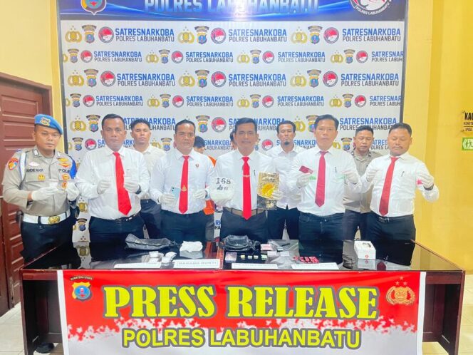 
					Satuan Reserse Narkoba Polres Labuhanbatu saat melakukan Press release di Mapolres Labuhanbatu, Senin (15/09/2025)