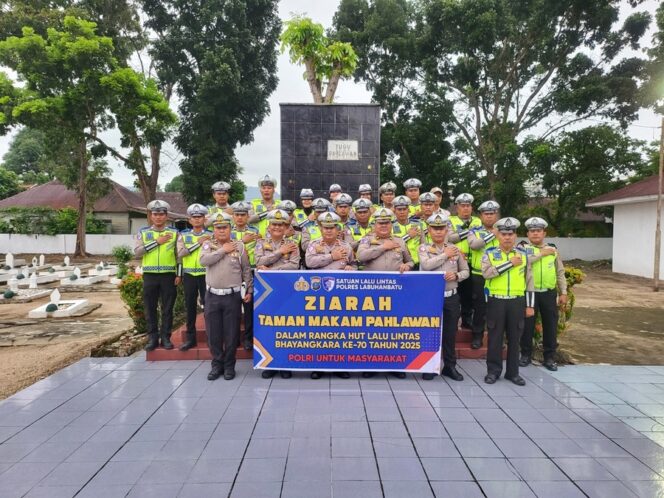 
					Sat Lantas Polres Labuhanbatu melaksanakan ziarah ke Taman Makam Pahlawan Kabupaten Labuhanbatu Rabu (17/09/2025)