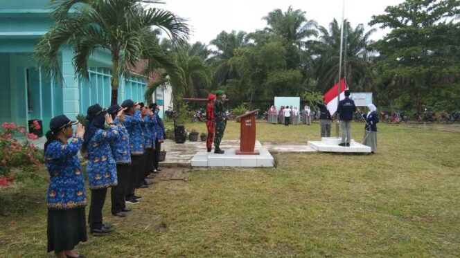 
					Babinsa Koramil 02/TL Serka Wahyono menjadi inspektur upacara (Irup) pada peringatan Hari Kesadaran Nasional di SMAN 2 Kuala Bangka, Rabu (17/09/2025)