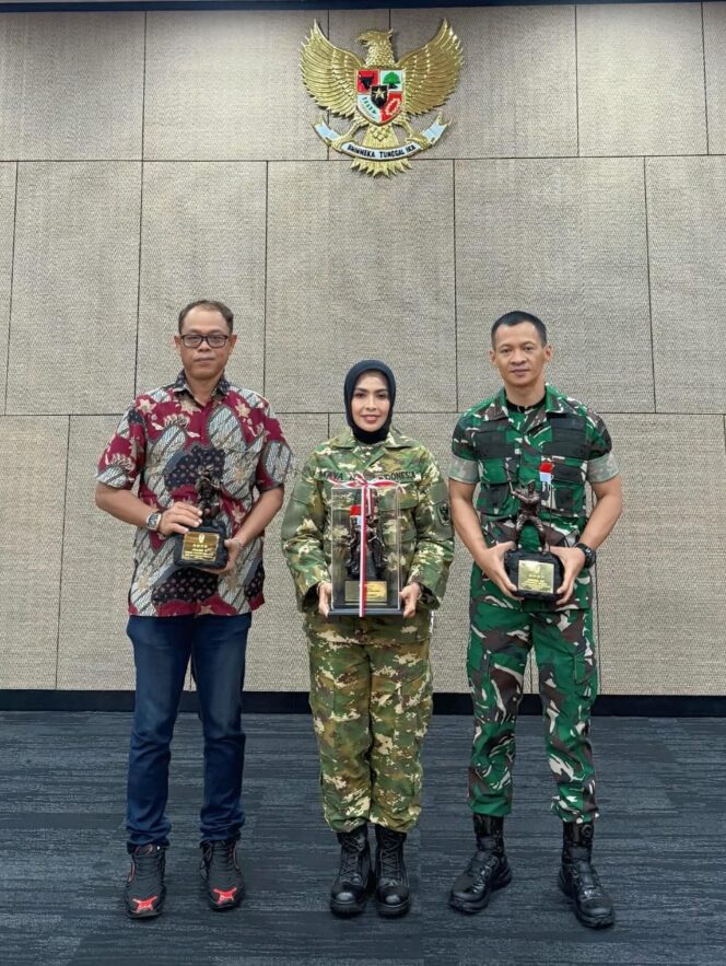 
					Dandim 0209/Labuhanbatu Letkol Inf Yudy Ardyan Saputro, S.I.P. bersama Bupati Labuhanbatu dr. Hj. Maya Hasmita, Sp.OG., M.K.M., dan wartawan binaan Kodim 0209/LB, Junaidi Marpaung, menerima penghargaan TMMD Ke-125 Tahun 2025 dari Asisten Kasad di Aula A.H. Nasution Mabesad Jakarta Pusat, Rabu (17/9/2025)