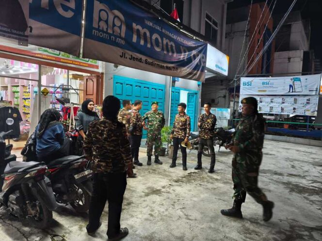 
					- Serma J. Togatorop bersama personel Babinsa Koramil 01/AK dan anggota FKPPI Kabupaten Labura menggelar patroli keamanan di Kecamatan Kualuh Hulu, Rabu (17/09/2025)