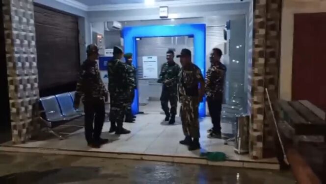 
					Batuud Koramil 05/BD Pelda Suswanto memimpin patroli malam bersama personel Babinsa dan ormas FKPPI di titik rawan gangguan kamtibmas, Rabu (17/09/2025)