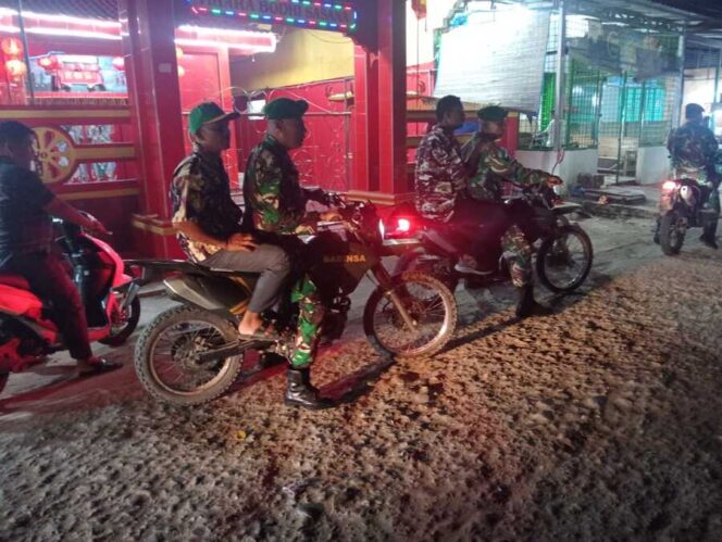 
					Babinsa Koramil 03/SB dipimpin Serka Hasan Basri bersama empat anggota dan Ormas Kecamatan Panai Hilir menggelar patroli keamanan lingkungan, Rabu (17/09/2025)