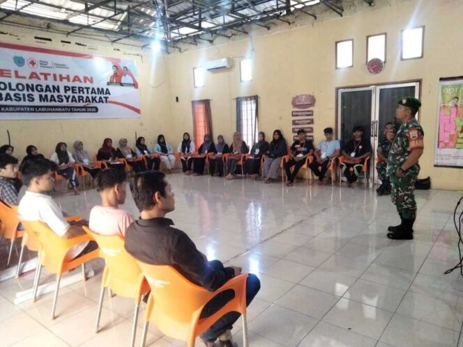 
					Danramil 08/Rantau Prapat Kodim 0209/LB Kapten Inf Jendakami Sembiring saat memberikan paparan wasbang kepada para peserta, Kamis (18/09/2025)