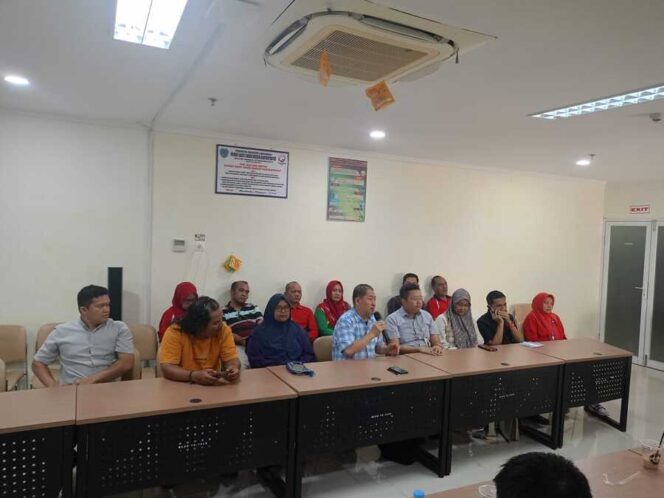 
					Dalam konferensi pers di Gedung C Lantai 4 Ruang Pertemuan RSUD Rantauprapat, Direktur RSUD, Kepala BPJS Labuhanbatu , dan nenek pasien memberikan klarifikasi soal video viral balita 