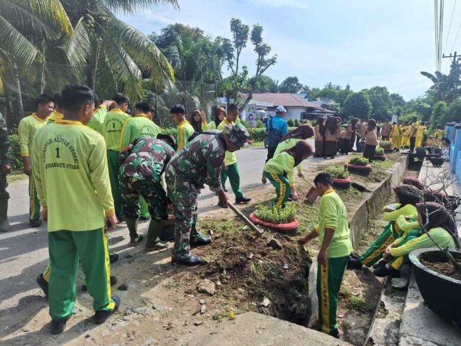 
					Koramil 05/Bandar Durian (BD) Kodim 0209/Labuhanbatu menggelar kegiatan Karya Bakti di Desa Padang Maninjau, Sabtu (20/09/2025)