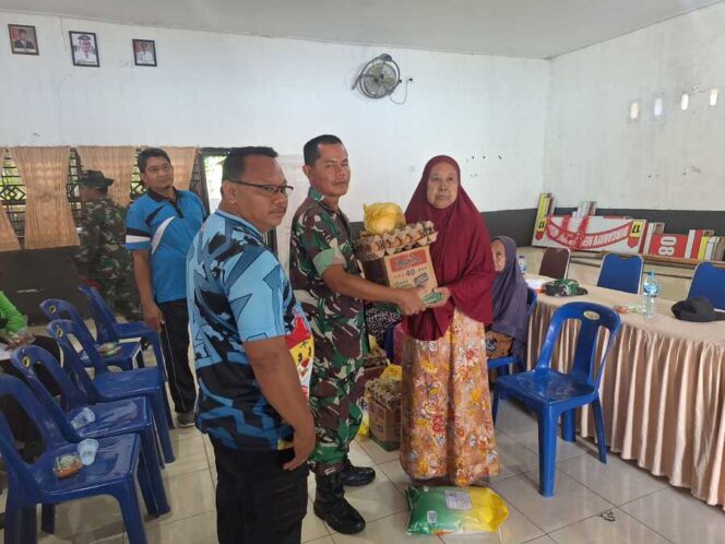 
					Danramil 05/BD Kapten Inf Sabar Ifantri Simanjuntak menggelar bakti sosial berupa pembagian sembako kepada warga Desa Padang Maninjau, Minggu, (21/09/2025)