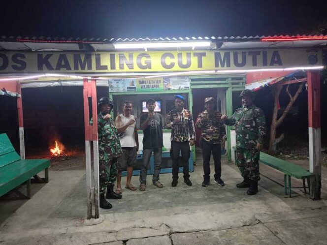 
					Patroli gabungan bersama Forum Komunikasi Putra-Putri Purnawirawan dan Putri TNI-Polri (FKPPI) untuk menjaga Kamtibmas, Minggu (21/9/2025)