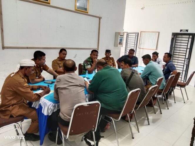 
					Rapat dipimpin Camat Bilah Hilir Ridwansyah Putra Harahap, S.Sos., M.M.,pada musyawarah penanganan jalan rusak di Aula Kantor Camat Bilah Hilir, Senin (22/09/2025)