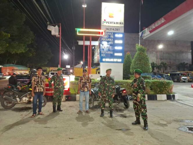 
					Danramil 07/AKB Kapten Arm Dosran M. Siregar memimpin patroli malam gabungan bersama FKPPI di Kecamatan NA IX-X, Senin (22/09/2025)