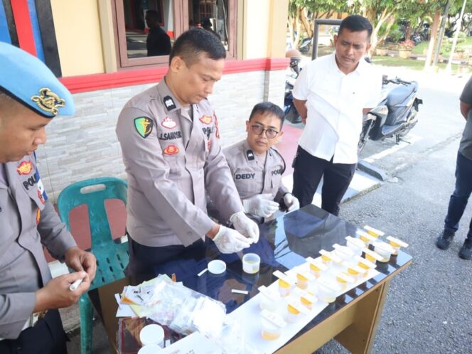 
					Sie Propam Polres Labuhanbatu menggelar tes urine bagi 25 personel Satuan Reserse Narkoba pada Kamis (25/09/2025)