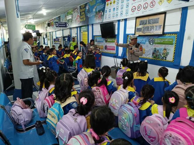 
					Personel Satlantas Polres Labuhanbatu menggelar program “Polantas Menyapa – Polisi Sahabat Anak” bersama siswa TK Methodist Rantauprapat, Kamis (25/09/2025)