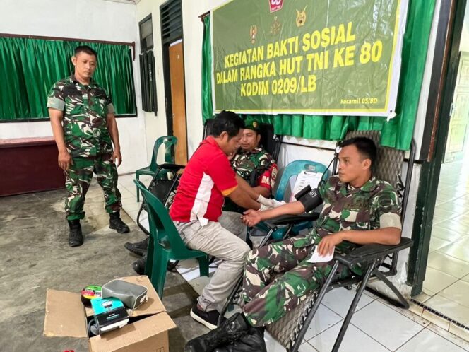 
					Koramil 05/BD Kodim 0209/LB menggelar aksi donor darah di Aula Koramil 05/BD, Kecamatan Aek Natas, Kamis (25/09/2025)