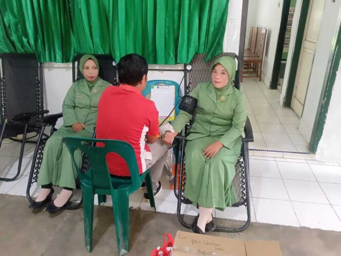 
					Ketua Persit, Ibu Ratna Dewi P. Matondang, memimpin langsung kegiatan bakti sosial dan donor darah yang digelar di Makoramil 09/NL Kecamatan Bilah Hilir, Kamis (25/09/2025)