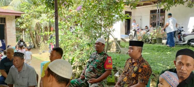 
					Babinsa Koramil 13/AN Sertu Irvantiansyah melayat ke rumah duka salah satu warga binaan di Kecamatan Bilah Hulu pada Jumat (26/09/2025)