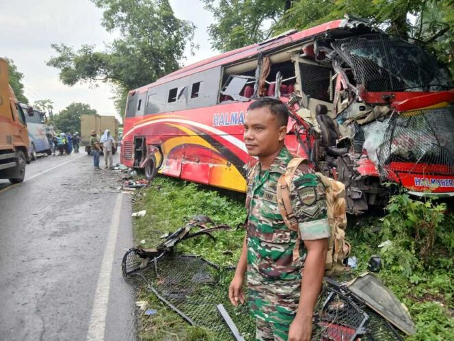 
					Babinsa Koramil 13/AN Kodim 0209/LB Serda A. Husen Munte sigap membantu penanganan kecelakaan lalu lintas di Desa Gunung Selamat, Sabtu (27/09/2025)