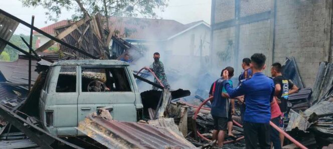 
					Personel Bintara  Babinsa Koramil 13/AN bergerak cepat menuju lokasi. Mereka bahu-membahu bersama petugas pemadam kebakaran dan warga setempat untuk memadamkan api, Minggu pagi (28/09/2025)