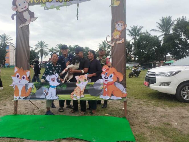 
					Babinsa Koramil 01/AK Serma Iwan Sulaiman hadir mewakili Danramil 01/AK Mayor Inf Parlindungan Sinaga, S.H pada peringatan World Rabies Day di Lapangan Polsek Kualuh Hulu, Minggu (28/9/2025)