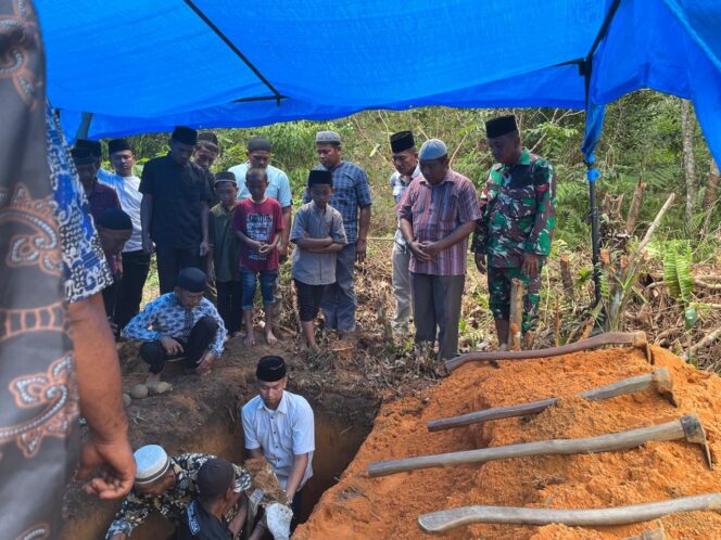 
					Kapten Inf Unggul Sinambela selaku Danramil 10/Tanjung Medan Kodim 0209/Labuhanbatu, saat menhadiri pemakaman, Minggu (28/09/2025)