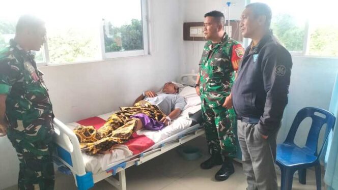 
					Kapten Cba P. Matondang, S.H., M.H., selaku Danramil 09/NL, bersama empat personel datang langsung ke RSU Karya Bakti Rantauprapat pada Minggu (28/09/2025) untuk menjenguk Jumadi dan dua anaknya