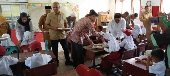 
					Senyum ceria tampak dari wajah para siswa SDN 117511 Karang Sari saat dapur MBG (Makan Bergizi Gratis) resmi diluncurkan pada Senin (29/09/2025)