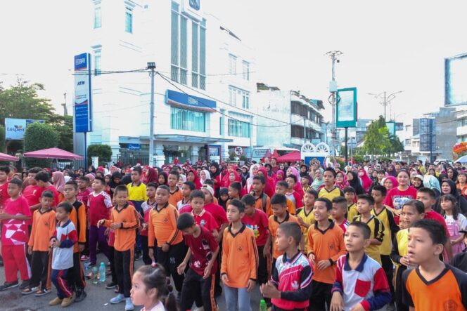 
					HUT PMI ke-80 di Kabupaten Labuhanbatu berlangsung meriah dengan kegiatan Jalan Sehat, Minggu (21/09/2025)