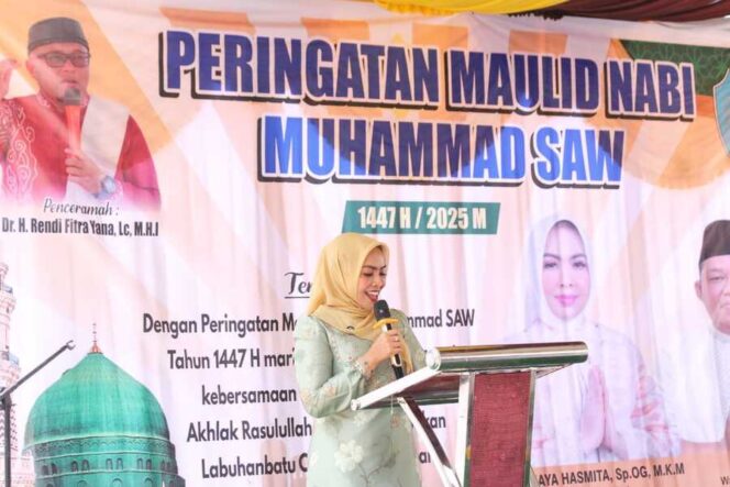 
					Bupati Labuhanbatu dr. Hj. Maya Hasmita, Sp.OG, M.K.M. menghadiri acara keagamaan Peringatan Maulid Nabi Muhammad SAW 1447 H/2025 M di Masjid Al-Ikhlashiyah Kelurahan Sirandorung, Kamis (25/09/2025)