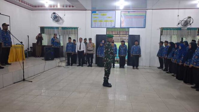 
					Koramil 05/BD Kodim 0209/LB melalui Pelda Suswanto (Bati Tuud) bersama tiga anggota menghadiri upacara di Aula Kecamatan Aek Natas, Kabupaten Labuhanbatu Utara, Rabu (01/10/2025)