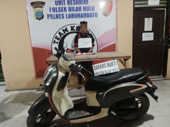 
					Seorang pria berinisial ASR alias Duad (31) barang bukti berupa dua paket sabu seberat 2,05 gram, satu unit sepeda motor Honda Scoopy, satu handphone Oppo, dan uang tunai Rp54 ribu