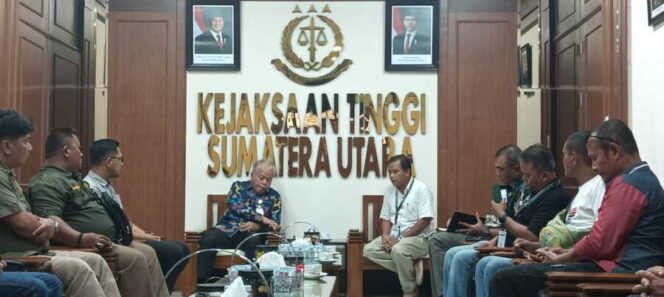
					Kajatisu Harli Siregar saat menerima audiensi Pengurus Forwaka (Forum Wartawan Kejaksaan) Sumut yang dipimpin Irfandi di Lantai 2 Gedung Kejatisu, Kamis (02/10/2025)