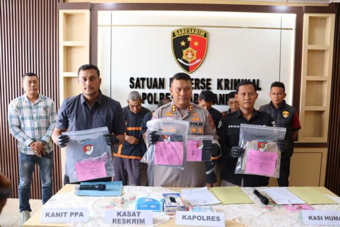 
					Kapolres Labuhanbatu, AKBP Choky Sentosa Meliala, S.I.K., S.H., M.H., mengungkap kasus tindak pidana pencabulan terhadap anak di bawah umur yang melibatkan orang-orang dekat korban, Kamis (02/10/2025).