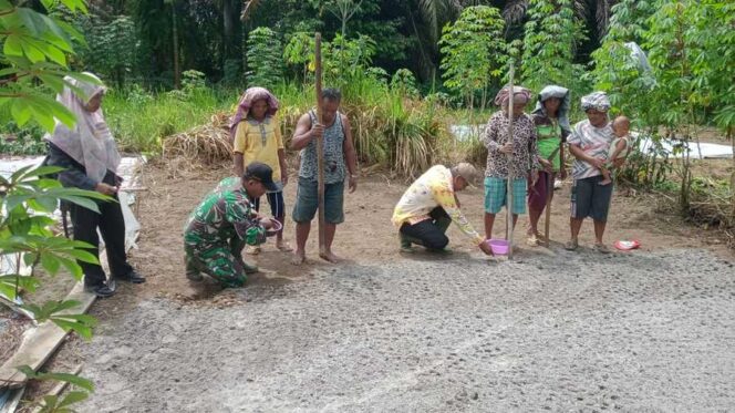 
					Koramil 01/AK melalui Babinsa Serma J. Togatorop terjun langsung membantu petani melakukan penyemaian bibit padi di Dusun III Bulu Inas, Kamis (02/10/2025)