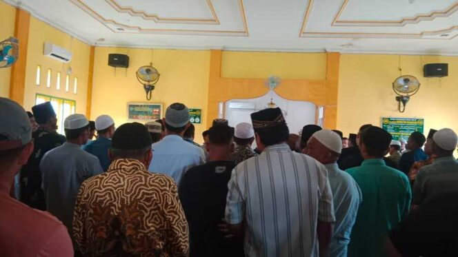 
					Saat mensholatkan jenasah Alamarhum Taufik Hasibuan di Masjid Uswatun Hasanah, Jumat (03/10/2025)