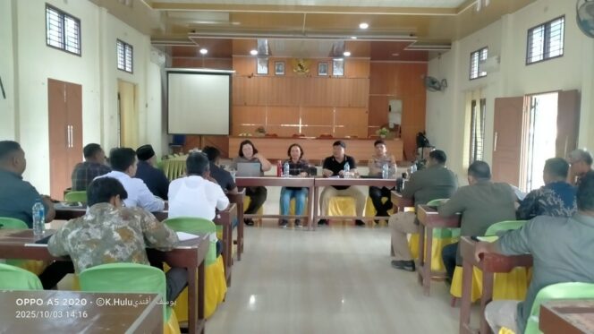 
					Babinsa Koramil 01/AK Serka Tri Agus melaksanakan diskusi konservasi sumber daya alam di Dusun Lubuk Pinang, Desa Sukarame, Kecamatan Kualuh Hulu, Jumat (03/10/2025)